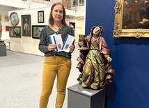 ▲	Kustosz Anna Cieplińska--Jaglarz i barokowa rzeźba św. Barbary – bohaterki jednego z proponowanych bloków warsztatowych.