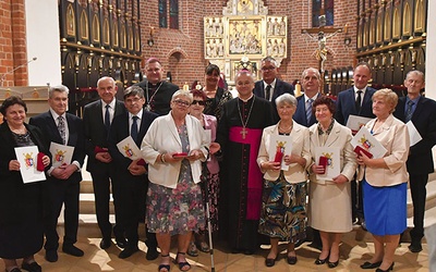 ▲	Biskup honoruje osoby, które szczególnie angażują się w swoich parafiach.