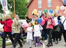 Pielgrzymka z Kętrzyna przyniosła urodzinowe balony.