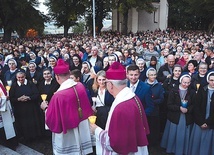 Biskupi przekazywali wiernym płomień świecy.