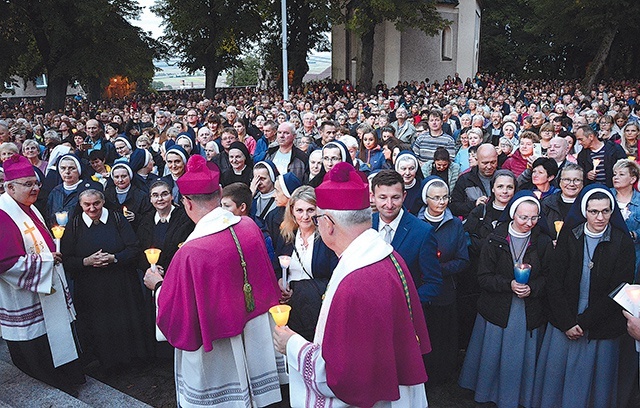 Biskupi przekazywali wiernym płomień świecy.