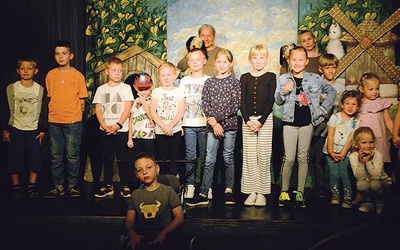 Dzieci z twórcami spektaklu „Baśniowy pokoik”.