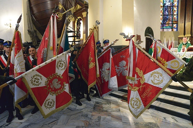 Hołd bohaterom oddały poczty sztandarowe.