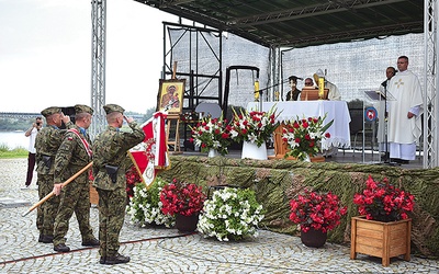 Eucharystia na nadwiślańskim bulwarze w Sandomierzu.