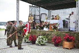 Eucharystia na nadwiślańskim bulwarze w Sandomierzu.