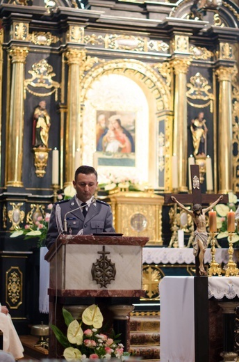 Mundurowi u Królowej Rodzin