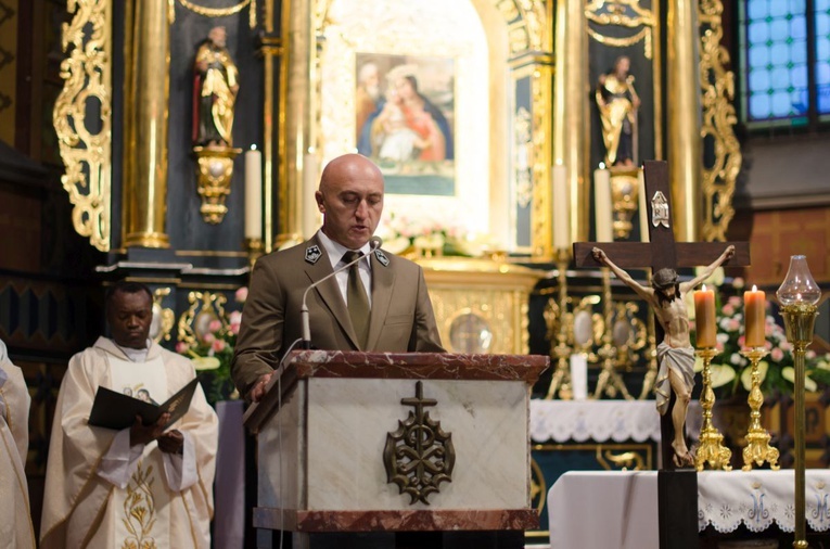 Mundurowi u Królowej Rodzin