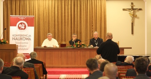 Debatują o "wierzę w Kościół"