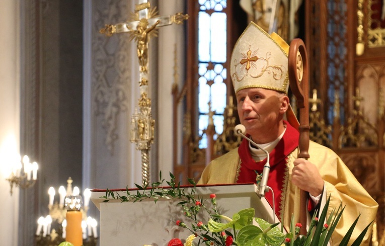 "Niech w parafiach naszej Diecezji nie zabraknie sprawowanych Eucharystii, odmawianej modlitwy różańcowej i przeżywanej adoracji Najświętszego Sakramentu w intencji Ukrainy i nawrócenia narodu rosyjskiego" - napisał bp Marek Solarczyk.