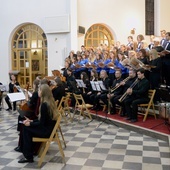 W skarżyskiej bazylice wystąpili artyści z połączonych Capelli Cracoviensis, studentów, którzy uczestniczyli w Akademii Muzyki Dawnej, a także Chóru Politechniki Świętokrzyskiej i Scholi Cantorum Kielcensis. Zespolone zespoły muzyków i chórów poprowadził Martin Gester.