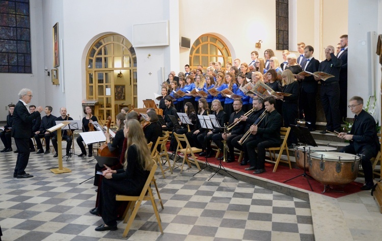 W skarżyskiej bazylice wystąpili artyści z połączonych Capelli Cracoviensis, studentów, którzy uczestniczyli w Akademii Muzyki Dawnej, a także Chóru Politechniki Świętokrzyskiej i Scholi Cantorum Kielcensis. Zespolone zespoły muzyków i chórów poprowadził Martin Gester.