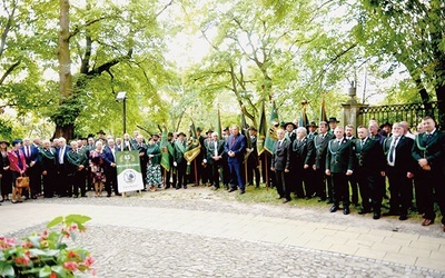 Pamiątkowe zdjęcie  przy sandomierskiej katedrze.