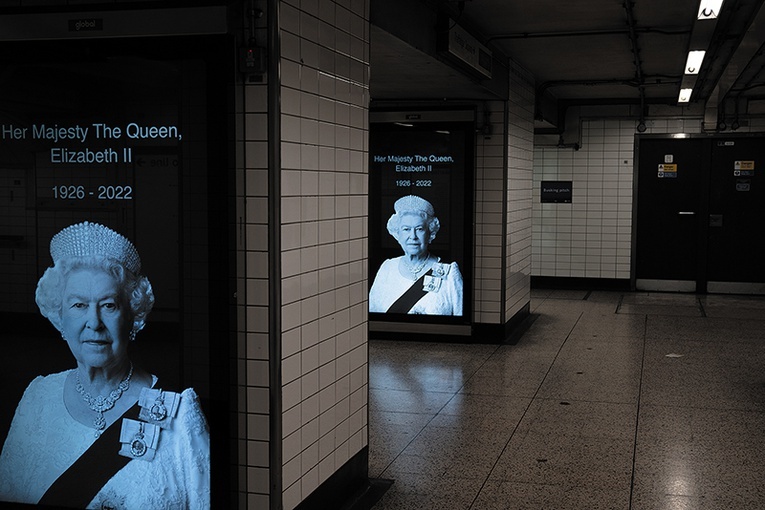 Londyńskie metro w dniu śmierci królowej.