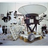 Rok 1977. Przygotowania sondy Voyager do startu w przestrzeń kosmiczną.