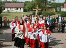 Procesja rozpoczynająca Mszę św. odpustową.