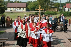 Procesja rozpoczynająca Mszę św. odpustową.