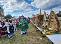 Wieńce dożynkowe poświęcił ks. Zenon Sala.