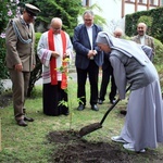 Zasadzenie dębu papieskiego w ogrodzie biskupim