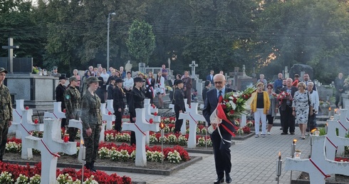 Pod pomnikiem poległych żołnierzy na cmentarzu parafialnym w Szydłowcu delegacje złożyły kwiaty.