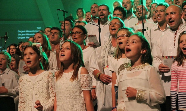 Chórzyści Międzynarodowych Warsztatów Gospel podczas jednej z poprzednich edycji na koncercie finałowym.