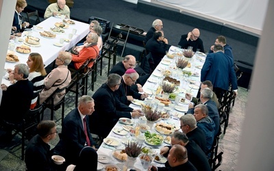 Zaproszeni goście mogli usiąść przy stole i skosztować przygotowanych specjałów.