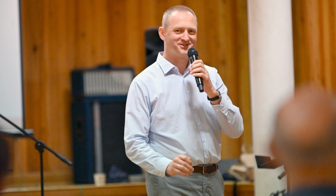 Andrzej Cwynar w czasie prowadzenia warsztatów dla małżonków.