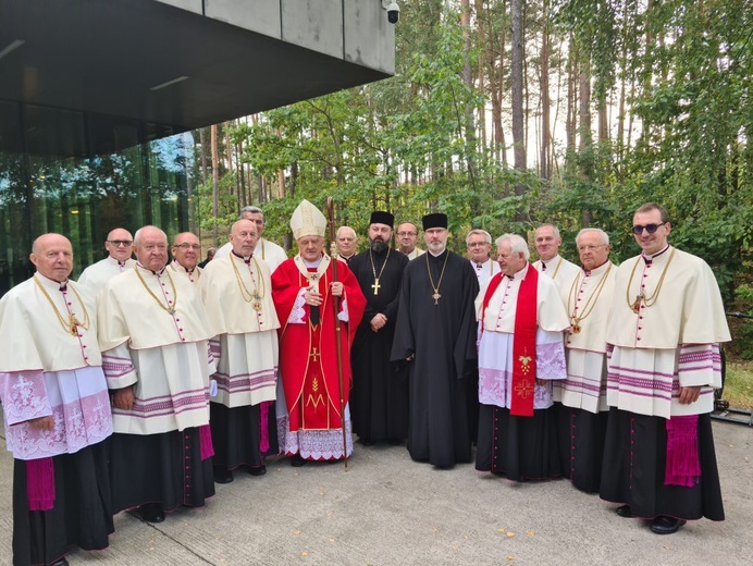 Kard. Nycz modlił się za ofiary II wojny światowej na cmentarzu w Palmirach