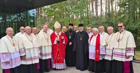 Kard. Nycz modlił się za ofiary II wojny światowej na cmentarzu w Palmirach