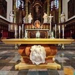 Montaż ołtarza w katedrze