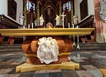 Montaż ołtarza w katedrze