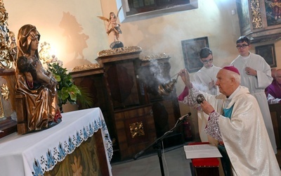 Biskup senior okadzający figurę MB Bolesnej w jej kaplicy.