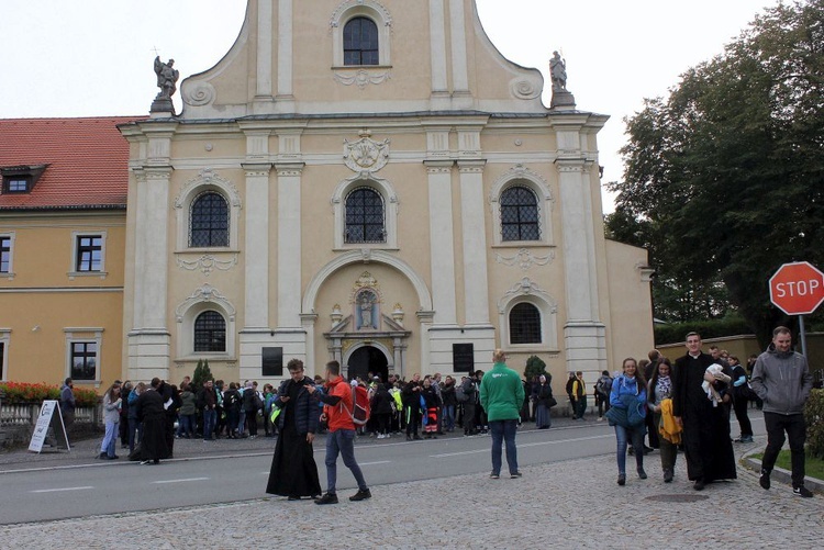 Nocna pielgrzymka młodzieży