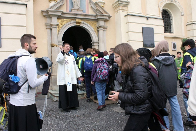 Nocna pielgrzymka młodzieży