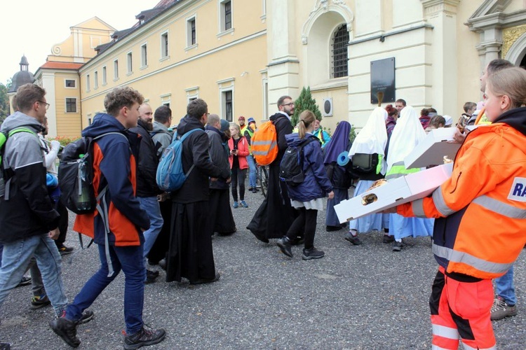 Nocna pielgrzymka młodzieży