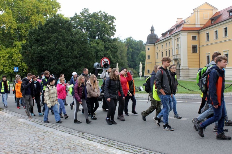 Nocna pielgrzymka młodzieży