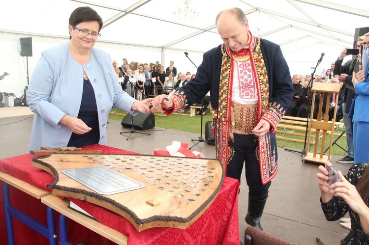 Absolwent szkoły został jej patronem