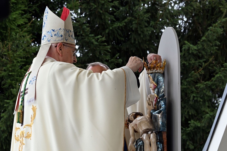 Uroczystości w Skrzatuszu - nałożenie koron