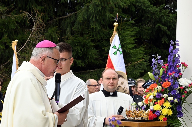 Uroczystości w Skrzatuszu - nałożenie koron