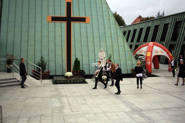 Abp Mieczysław Mokrzycki na jubileuszu parafii oblatów w Kędzierzynie-Koźlu