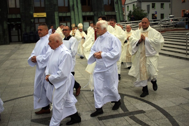 Abp Mieczysław Mokrzycki na jubileuszu parafii oblatów w Kędzierzynie-Koźlu