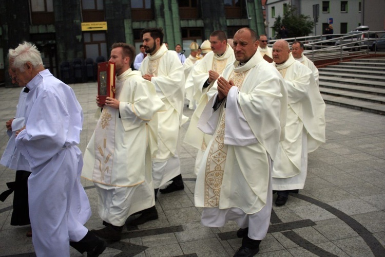 Abp Mieczysław Mokrzycki na jubileuszu parafii oblatów w Kędzierzynie-Koźlu