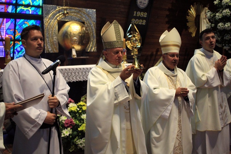 Abp Mieczysław Mokrzycki na jubileuszu parafii oblatów w Kędzierzynie-Koźlu