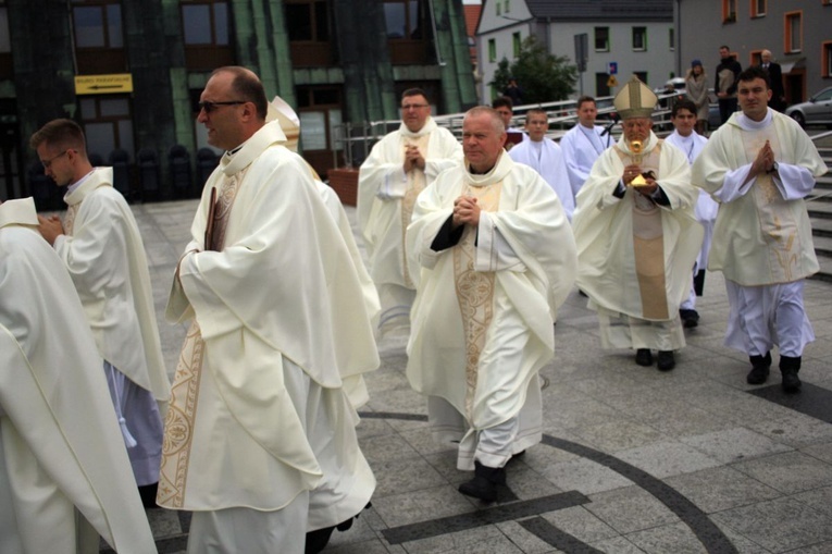 Abp Mieczysław Mokrzycki na jubileuszu parafii oblatów w Kędzierzynie-Koźlu