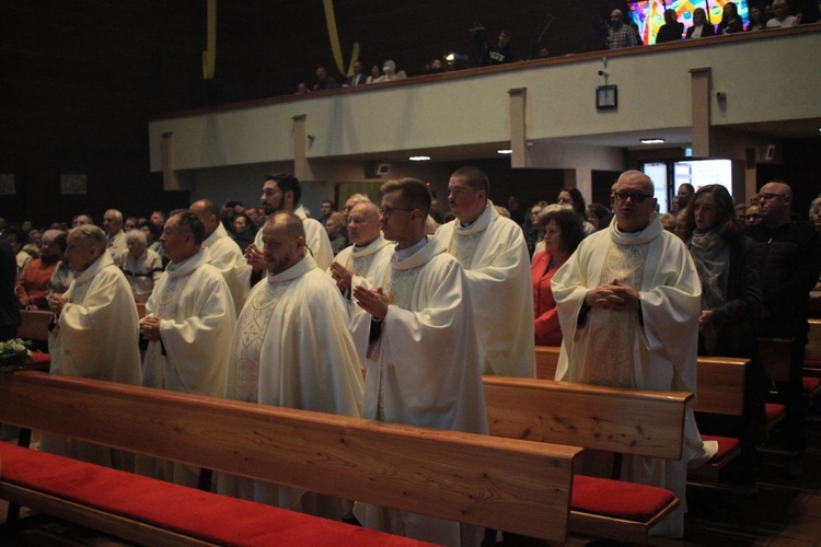 Abp Mieczysław Mokrzycki na jubileuszu parafii oblatów w Kędzierzynie-Koźlu