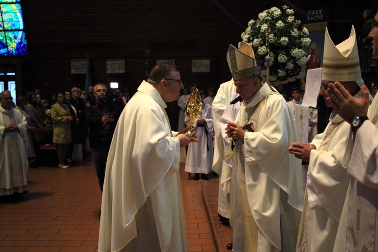 Abp Mieczysław Mokrzycki na jubileuszu parafii oblatów w Kędzierzynie-Koźlu