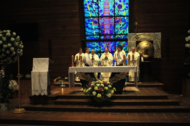 Abp Mieczysław Mokrzycki na jubileuszu parafii oblatów w Kędzierzynie-Koźlu