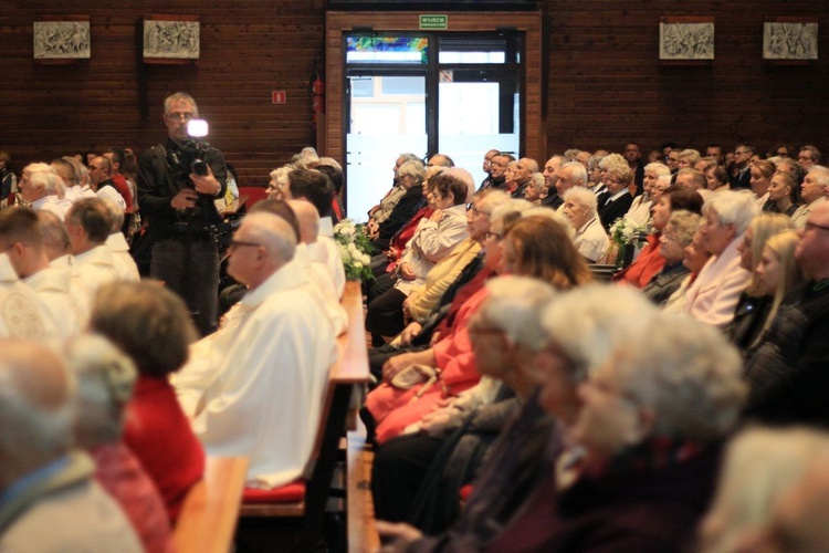 Abp Mieczysław Mokrzycki na jubileuszu parafii oblatów w Kędzierzynie-Koźlu