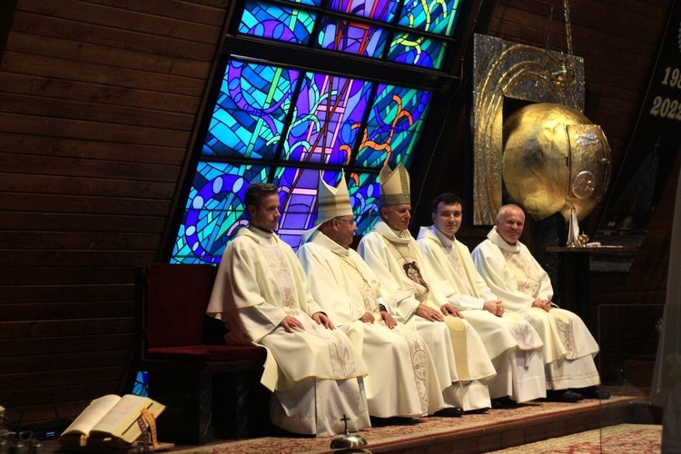 Abp Mieczysław Mokrzycki na jubileuszu parafii oblatów w Kędzierzynie-Koźlu