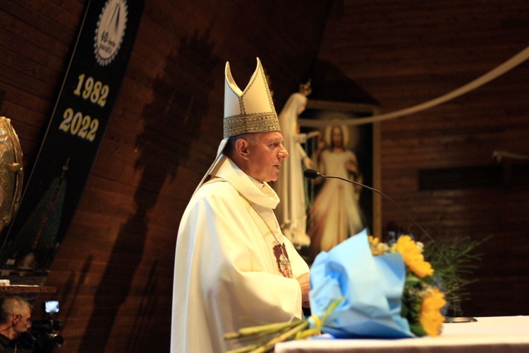 Abp Mieczysław Mokrzycki na jubileuszu parafii oblatów w Kędzierzynie-Koźlu