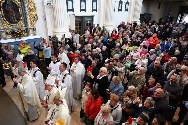 Pieta z nowymi koronami wróciła na swoje miejsce